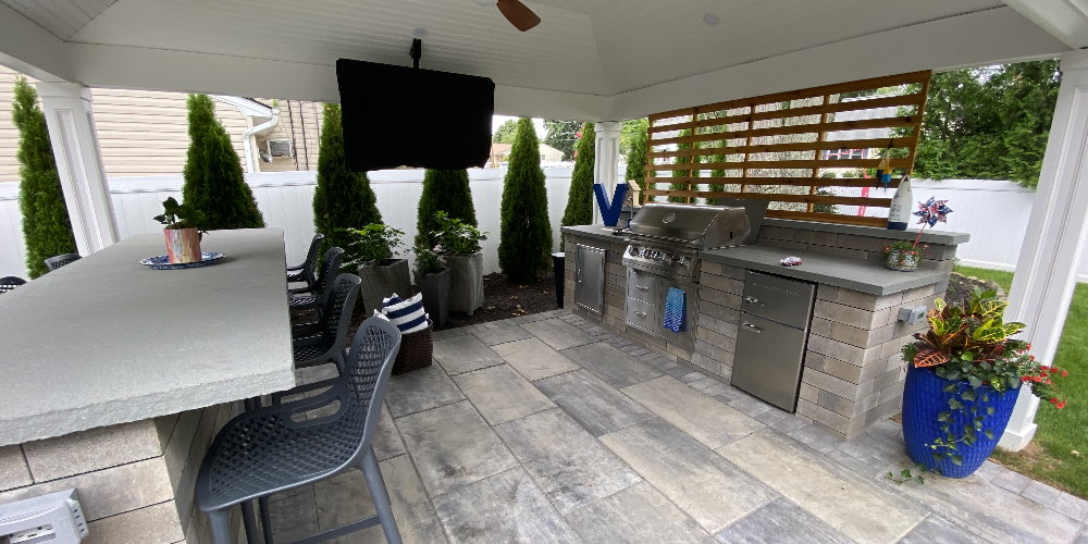 outdoor kitchen with unilock lineo wall